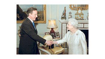 ámbito.com | David Cameron recibió ayer de la reina Isabel II el encargo de formar Gobierno. Defiende un «conservadurismo compasivo» que busca alejarse de la imagen de dureza que legó la gestión de Margaret Thatcher.