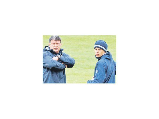 Juan Román Riquelme y Claudio Borghi dialogan durante la práctica.