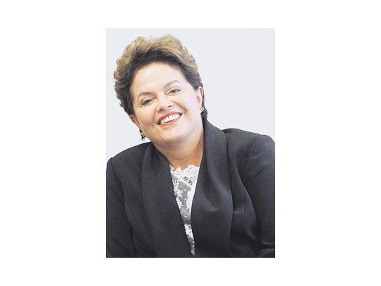 Dilma Rousseff inició ayer su gestión con una serie de señales positivas para el sector privado brasileño. Más allá de la coyuntura económica y política, la mandataria enfrenta el reto de mostrar un perfil propio y no quedar opacada por la sombra de Luiz Inácio Lula da Silva.