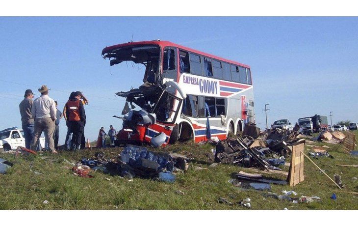 Tragedia de Ecos: 10 muertos al chocar micro y camión