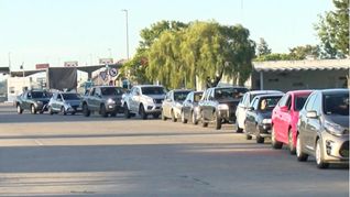 La demora ocasionó filas de hasta 2 kilómetros de largo.