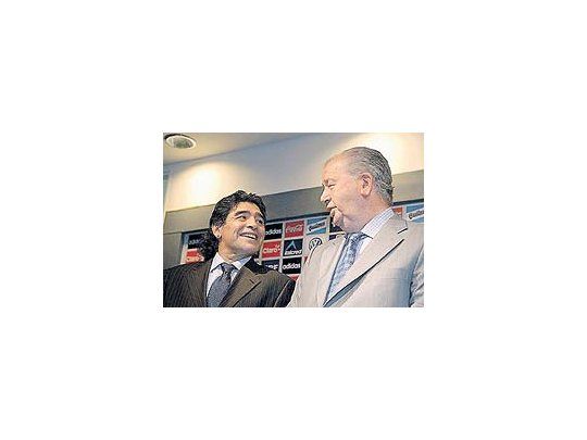 Diego Maradona y Julio Grondona se miran como enamorados. A pesar de todas las turbulencias, asumió como técnico junto a Carlos Bilardo, que será el secretario de Selecciones.