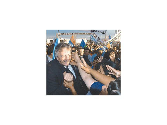 Néstor Kirchner, anoche, en visita a José C. Paz junto al goberador Felipe Solá, reiteró que la Argentina no se moverá de su oferta por la renegociación de la deuda.