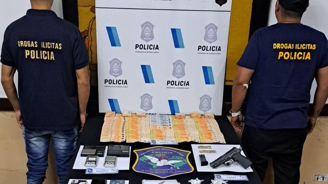 En los allanamientos se incautaron armas, cocaína, balanzas, teléfonos celulares y dinero en efectivo.