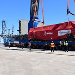 El puerto de Montevideo recibió las primeras locomotoras que circularán por las vías del Ferrocarril Central, un paso clave para potenciar el transporte de carga. El puerto de Montevideo recibió las primeras locomotoras que circularán por las vías del Ferrocarril Central, un paso clave para potenciar el transporte de carga.