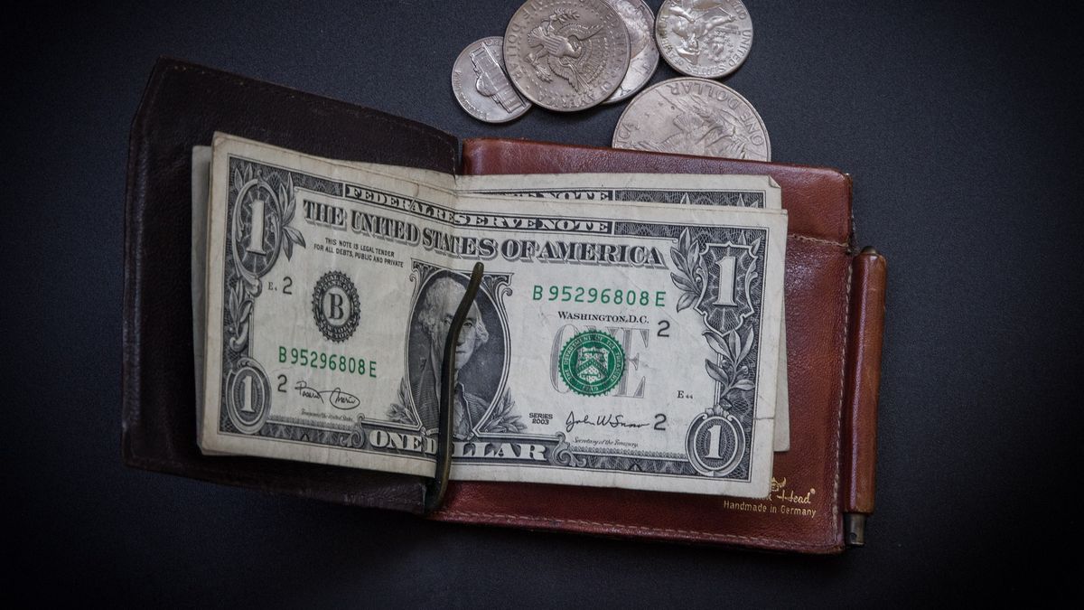 The dollar in the world climbed to a one-year high due to higher yields in the US