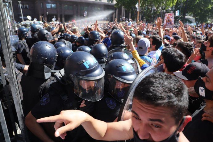 Maradona Rosada Represión.jpeg