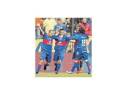Morelfesteja conAltobelli yRusculledael tercer golde Tigre,que le ganóa Boca y lecortó uninvicto de17 meses y29 partidossin perderen suestadio.