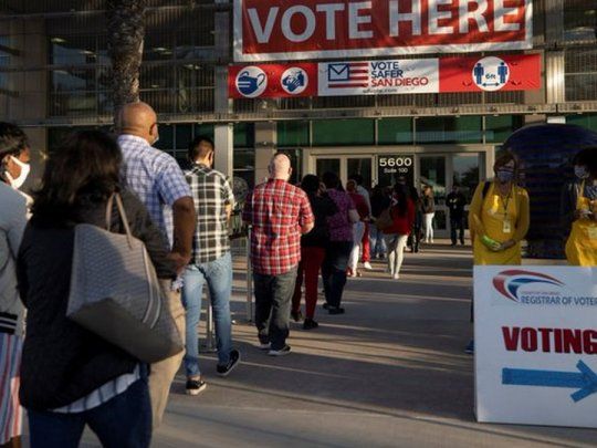 Largas filas en centros de votación, pese al aluvión de votos por correo y anticipados.&nbsp;