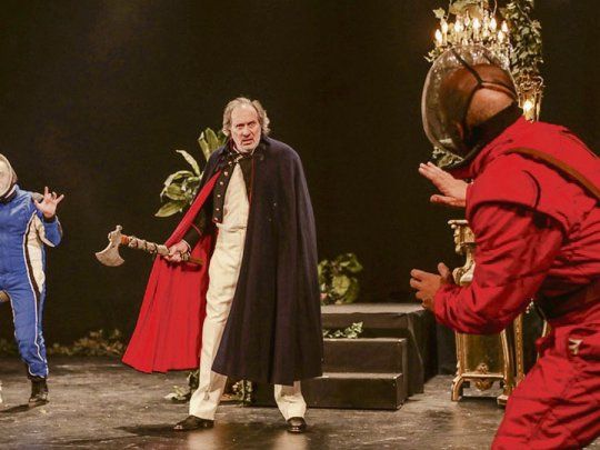 la pasión según Teresa Von Hauptbanhof. Ernesto Claudio, al centro, en la obra de Cristián Palacios.