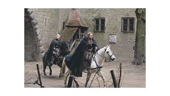 Nicolas Cage luce más medido que otras veces, pero la actuación más destacable es la de Ron Perlman en un film que por momentos se convierte en una especie de «El salario del miedo» fantástico y medieval.