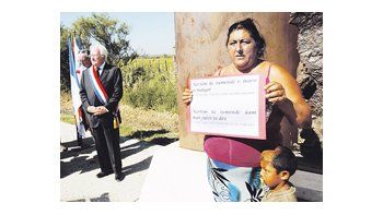 Una mujer y su hijo junto a un dirigente local, durante un homenaje ayer a los gitanos que vivían en Francia y fueron víctimas del nazismo. El tributo tuvo lugar en Arles, sureste del país.