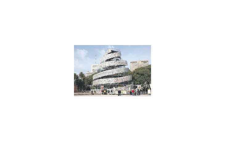 Se inicia hoy el desarme de la Torre de Babel de Marta Minujín, con la participación del público, que podrá elegir y llevarse un libro.