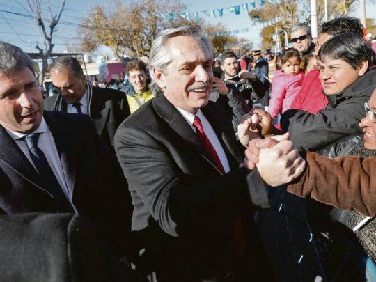 compañeros. Sergio Uñac escolta a Alberto Fernández en el acto por el Día de la Bandera en San Juan. El candidato presidencial salió a blindar a los gobernadores ante la incursión de Miguel Pichetto por la boleta corta.