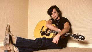 Un gesto serio y una mirada firme: señales de una personalidad forjada mucho antes de que el éxito entrara en escena. Un gesto serio y una mirada firme: señales de una personalidad forjada mucho antes de que el éxito entrara en escena.