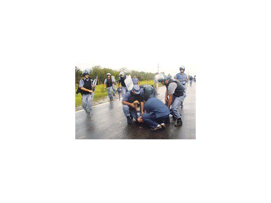 La Policía provincial y los efectivos de Gendarmería permanecían en la Ruta Nacional 86 intentando contener el malestar en la zona.