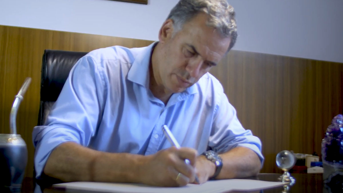 Yamandú Orsi says goodbye to his beloved Canarian town with a letter