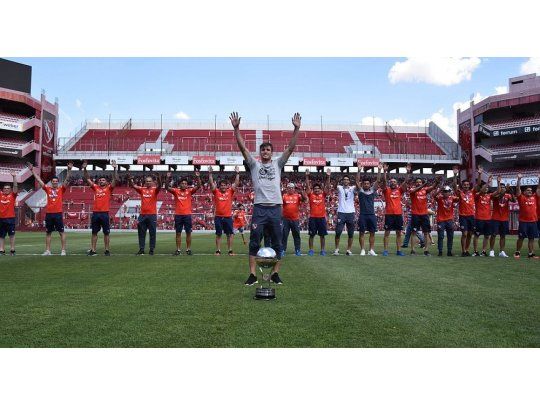 Independiente presentó el trofeo a los miles de hinchas que se acercaron al Libertadores de América (Twitter oficial del club).