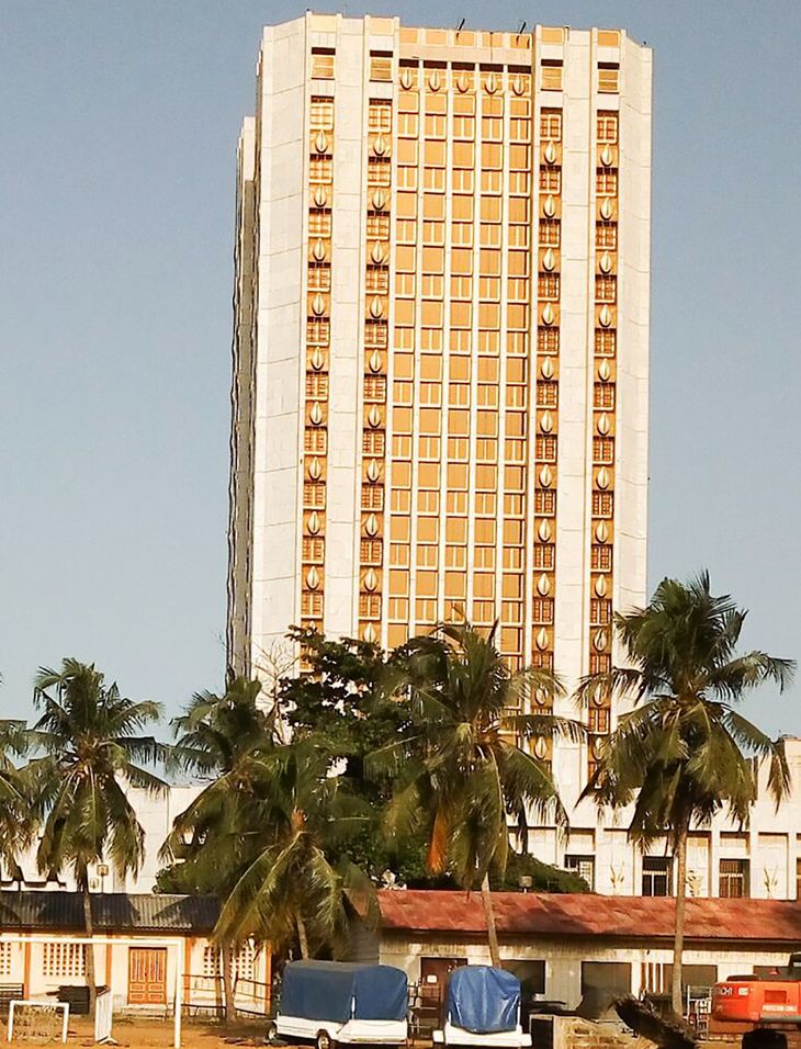 “Banco Central de los países del Oeste Africano”, Benin. El frente del edificio esta decorado con Monetaria Moneta, como recuerdo de la importancia financiera que han tenido estos caracoles en la historia africana.