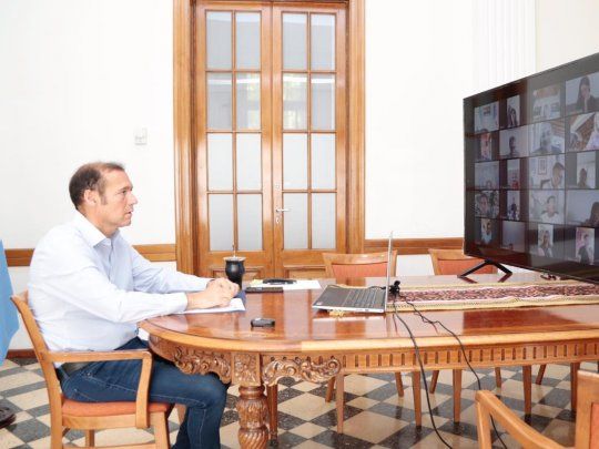 El gobernador de Neuqu&eacute;n, Omar Guti&eacute;rrez, monitorea por videoconferencia con intendentes el estado de cada localidad.
