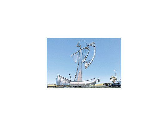 La escultura de Pájaro Gómez, instalada frente al mar (dos formas que se desplazan sobre su eje por la acción del viento), impresiona por su tamaño y al mismo tiempo por su levedad.