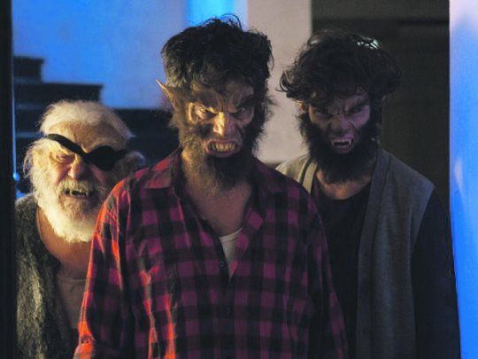 La casa de palos.&nbsp; Tres de los muchos licántropos de la película.