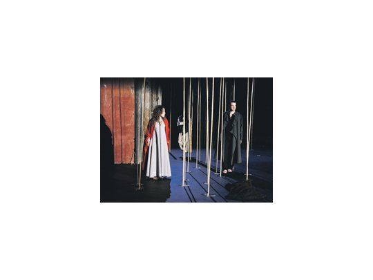 «Una flauta mágica» de Peter Brook: los intérpretes, descalzos, se desplazan por un escenario desnudo donde sólo hay cañas practicables.