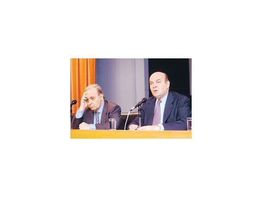 El rostro de Roque Maccarone, entonces presidente del BCRA, lo refleja todo al escuchar el anuncio de Cavallo.