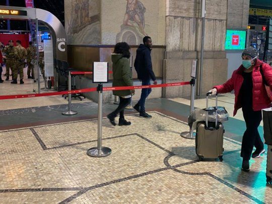 Controles. Por la decisión de aislamiento dispuesta por el Gobierno italiano, los lugares de gran concurrencia de gente -como estaciones de trenes, centros comerciales y demás- aparecían ayer desolados en la zona afectada.