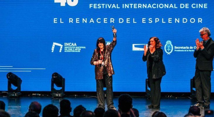 La actriz y cantante Marilina Ross recibió el Astor de Plata por Trayectoria. La actriz y cantante Marilina Ross recibió el Astor de Plata por Trayectoria.