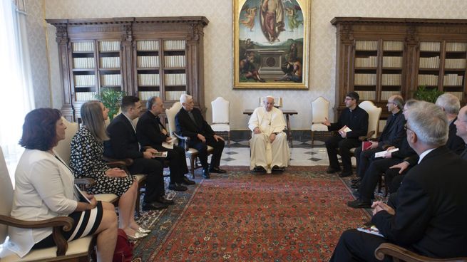 Estoy en mi nueva silla gestatoria», bromeó el Papa, aludiendo al hecho de que está en una silla de ruedas.