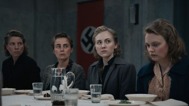 Elisa Schlött (tercera desde la izquierda) en Las catadoras del Führer.