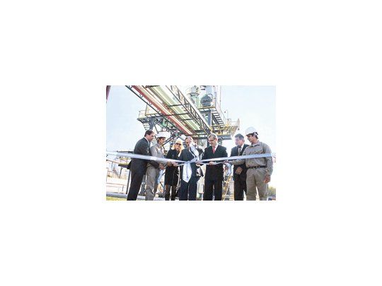 El ministro de Agricultura, Julián Domínguez, inauguró ayer en Tucumán una planta que tiene previsto producir entre 75 y 80 millones de litros de alcohol a partir de caña de azúcar.
