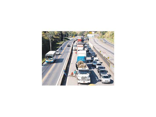 Los camioneros en protesta habilitaron cada cierto tiempo el paso de autos en la autopista Río-San Pablo. No obstante, hubo congestionamientos de hasta 15 kilómetros y demoras de hasta 6 horas en otras vías.