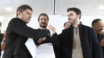 El gobernador de Buenos Aires, Axel Kicillof (a la izquierda) junto a su par de Chubut, Ignacio Torres.
