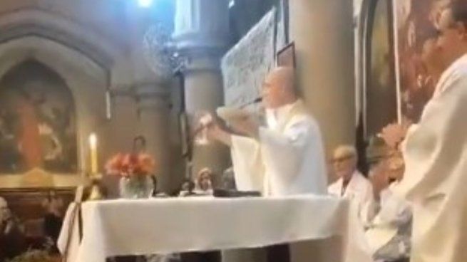 Manifestación contra Javier Milei en una iglesia.&nbsp;