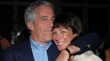 Jeffrey Epstein y su exnovia,&nbsp;Ghislaine Maxwell, quien fue detenida en EEUU por el FBI.