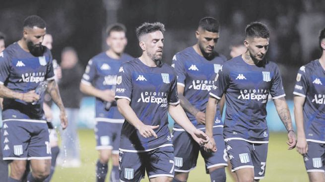 cabizbajos. Así se retiraron los jugadores de Racing tras ser goleados por Platense. El equipo de Fernando Gago no encuentra el rumbo y cosechó solo un punto de los últimos 21.