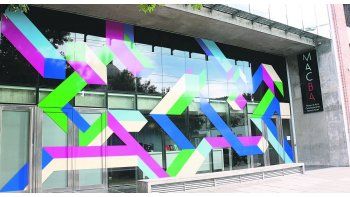 ámbito.com | Fachada. La “intervención” del frente del Museo estuvo a cargo de Diego Mur (Buenos Aires, 1970) con su obra “Pipeline” (2017).