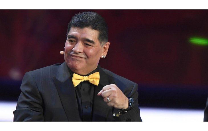 Durante la ceremonia del sorteo del Mundial 2018, Diego Maradona vistió traje oscuro y moño dorado.