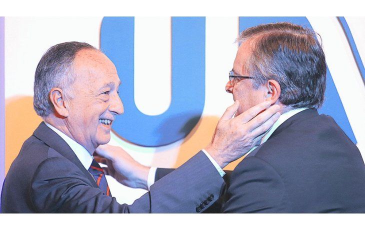 ámbito.com | Traspaso. Miguel Acevedo recibe el saludo del exjefe de la UIA, Adrián Kaufmann, a quien le tocó pilotear la entidad en la transición política.