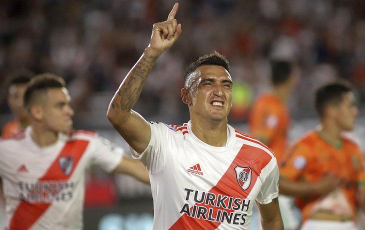 Luis Suárez festeja el único gol del importante triunfo de River que lo deja cerca de ganar su primera Superliga.