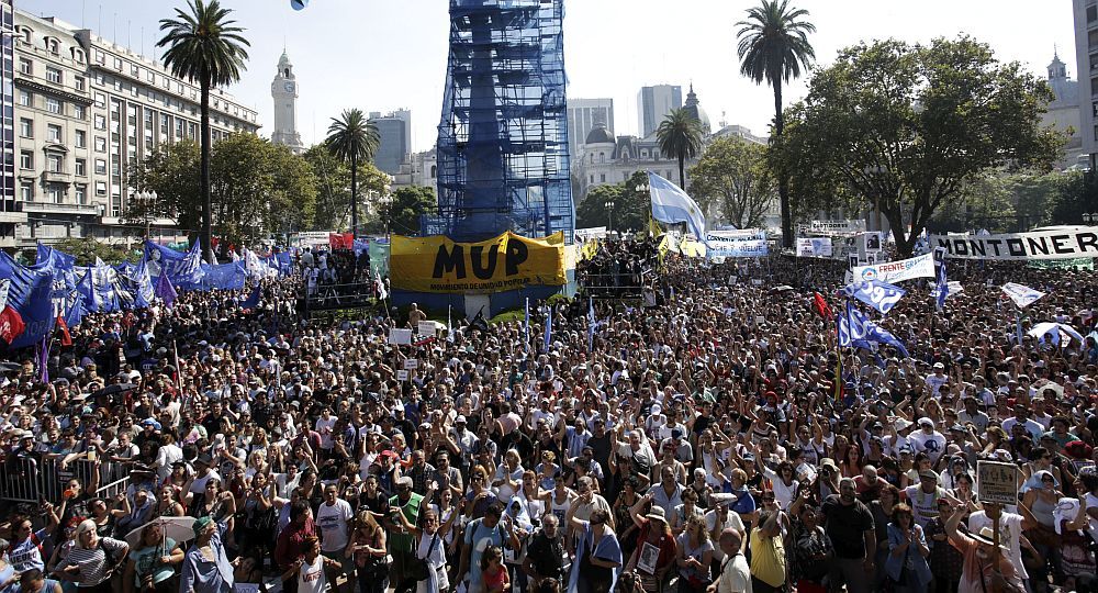 En multitudinaria marcha, organismos de DDHH lanzaron duras críticas al Gobierno (foto 7)