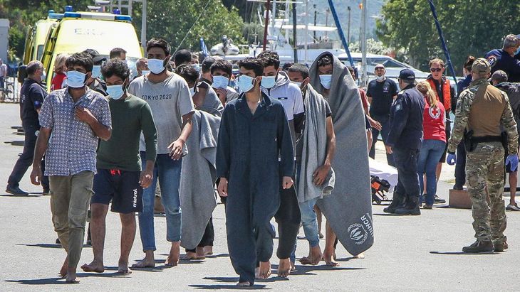 El barco se dirigía a Italia y que había zarpado desde el norte de África. El barco se dirigía a Italia y que había zarpado desde el norte de África.