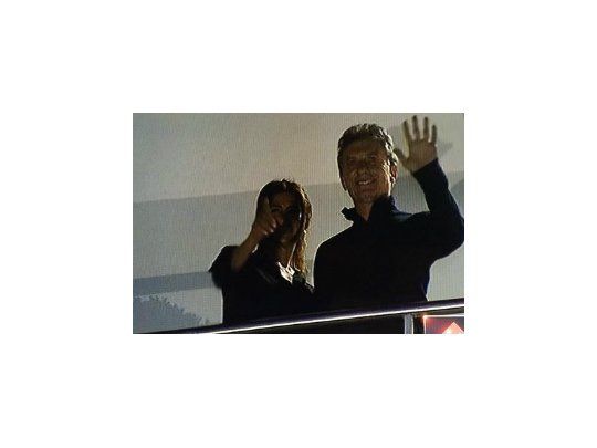 Macri salió al balcón de su departamento para saludar