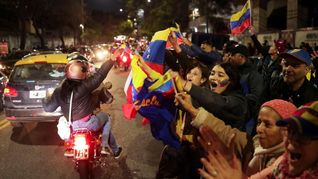 Miles de venezolanos aguardan en Buenos Aires los primeros resultados de las elecciones.