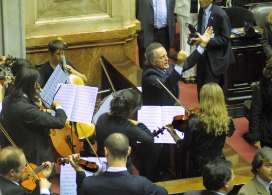 La sesión se inició con el Himno Nacional Argentino.