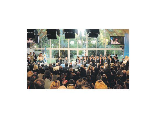 Cristina de Kirchner, junto a los gobernadores, el día en que anunció la creación del Fondo Federal Solidario. Hoy arrancará el goteo de recursos, que, sin embargo, no podrán ser utilizados para pagar salarios.