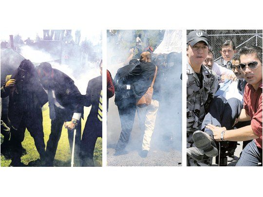 Tras enfrentarse a los policías rebelados en un cuartel de Quito, Rafael Correa intentó retirarse, pero fue atacado por los uniformados con botellazos y gases lacrimógenos. Recientemente operado de su rodilla derecha, sufrió los efectos de la agresión y debió ser retirado en camilla.