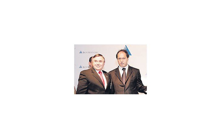 Ricardo García (Iron Mountain) y Daniel Scioli.
